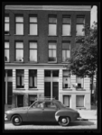 L-4591 Woningen aan de Kortenaerstraat. Op de voorgrond een Renault.