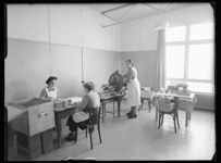 L-51 Drie vrouwen maken brood klaar voor leerlingen in Openluchtschool Oud-Mathenesse aan de Laanslootseweg. Rechts ...