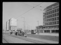 L-5167 Een tramhalte met wachtende reizigers op de Coolsingel voor het gebouw van de Eerste Nederlandsche ...