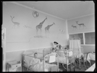 L-527 Wandschilderingen op een kinderafdeling van het Zuiderziekenhuis aan de Groene Hilledijk. Kinderen liggen in ...