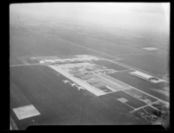 L-5280 Luchtfoto van Vliegveld Zestienhoven en de start- en landingsbaan.
