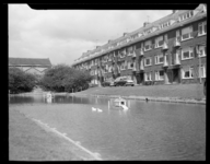 L-5283 Water en woningen aan het Amelandseplein in Charlois. Links is de Adventskerk aan het Amelandseplein te zien.