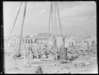 L-529 Heimachine aan het werk bij de aanleg van het Rozenlaanviaduct over het Noorderkanaal. Op de achtergrond een ...