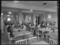 L-546 Leerlingen lunchen in kleine groepen aan tafels in de kantine. Uit een serie over de Hogere Burger School (HBS) ...