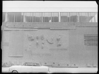L-595 Het kunstwerk 'Wall Relief No. 1' van Henry Moore aan de gevel van het Bouwcentrum aan het Weena.