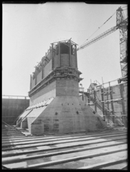 L-669 In een drijvend dok in de Waalhaven ligt het casco van de betonnen pijlervoet voor de Botlekbrug. Het casco zal ...