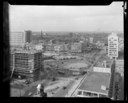 L-6813 Verkeer rijdt over het Hofplein, gezien vanuit het stadhuis. Links wordt het Hilton Hotel gebouwd. Op de ...