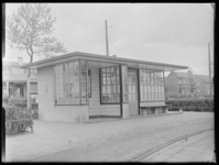 L-705 Tramhalte van de Rotterdamsche Electrische Trammaatschappij (RET) voor lijn 14 aan de Molenlaan. Op de voorgrond ...