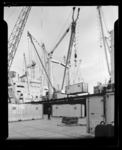 L-7809 Overslag van goederen containerschip in de haven van Rotterdam.