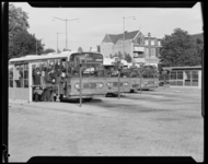L-8165 Reizigers die in de bus stappen aan de halte Jongkindstraat met een aantal wachtende bussen.