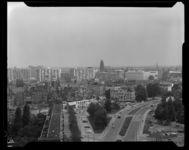 L-8187 Panorama van de Rochussenstraat met uitzicht op het Eendrachtsplein en de binnenstad met de lijnbaanflats en de ...