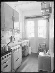 L-895 Keuken van een woning aan Schuilenburg, met links een gasfornuis met oven, een koelkast, een aanrecht met ...