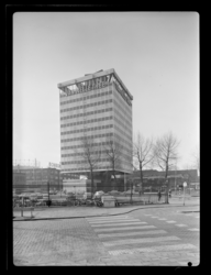 L-9093 Het kantoorgebouw van Overbeekhuis van NV Overbeek aan het Marconiplein. Op de gevel de reclametekst 'Van Nelle Thee'.