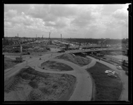 L-9415 De Blijdorpsebrug (midden) en nieuwe verkeersbruggen in aanbouw over het Schiekanaal bij Kleinpolder, ...