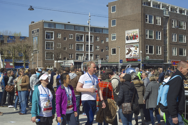 FL-45 Lopers en publiek op de Binnenrotte tijdens de Rotterdam Marathon 2015.