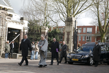 GG-1 Begrafenis met voorganger bij de ingang algemene begraafplaats Crooswijk aan de Kerkhoflaan.
