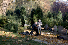 GG-20 Twee bezoekers maken muziek op de Algemene begraafplaats Crooswijk, aan de Kerkhoflaan.