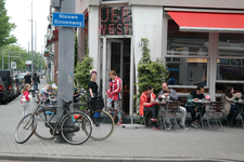 GG-26 De Urban Espresso Bar West op de hoek van de Claes de Vrieselaan en de Nieuwe Binnenweg.