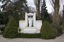 GG-4 Familiegraf van Cornelis Swarttouw Sr. met een engel. Algemene begraafplaats Crooswijk aan de Kerkhoflaan.