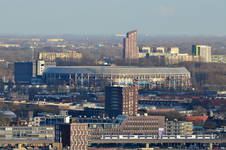ID-18 Het Feyenoord Stadion vanaf de Euromast. Op de voorgrond het metroviaduct en het deelgemeentekantoor aan de ...