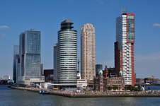 ID-23 De Wilhelminapier met (van links naar rechts): de Maastoren; de Toren op Zuid; De Rotterdam; het World Port ...