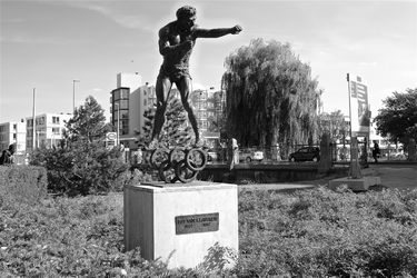 MR-11 Standbeeld van de Rotterdamse bokser Bep van Klaveren aan de Boezemsingel in Crooswijk met op de achtergrond de ...
