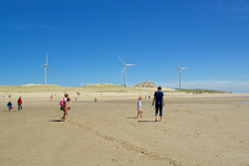 MR-136 Strandbezoekers op de Tweede Maasvlakte met op de achtergrond windmolens en het kunstwerk De Zandwacht.