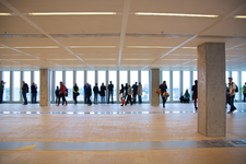 MR-152 Bezoekers voor het uitzicht vanaf de nog lege 44ste verdieping van De Rotterdam.