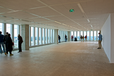 MR-153 Bezoekers voor het uitzicht vanaf de nog lege 44ste verdieping van De Rotterdam.