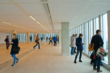 MR-154 Bezoekers voor het uitzicht vanaf de nog lege 44ste verdieping van De Rotterdam.