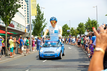 MR-176 De reclamekarevaan van de Tour de France 2015 komt tijdens de tweede etappe van de Tour van Utrecht naar Zeeland ...