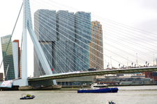MR-183 Mensen op de Erasmusbrug voor de doorkomst van het peleton van de de Tour de France 2015 dat door Rotterdam ...