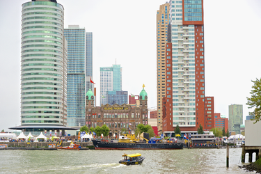 MR-188 De Wilhelminapier tijdens de Wereldhavendagen van september 2015. Hotel New York, het Port of Rotterdam gebouw ...