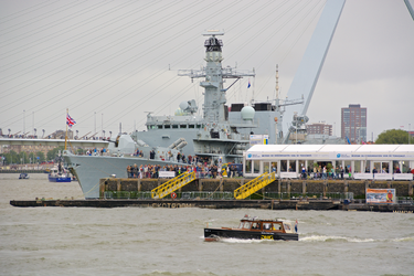 MR-189 Marineschip HMS Portland Engeland op de Holland Amerika Kade tijdens de Wereldhavendagen van september 2015. Op ...