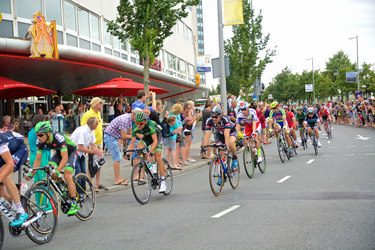 MR-219 Het Peleton van de Tour de France die in mei 2015 tijdens de tweede etappe van Utrecht naar Zeeland door ...