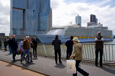 MR-70 Cruiseschip Harmony of the Seas bezien vanaf Erasmusbrug. Met op de achtergrond De Rotterdam.