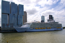 MR-71 Cruiseschip Harmony of the Seas gezien vanaf Erasmusbrug met op de achtergrond De Rotterdam