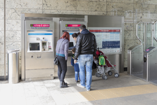 PD-92 Reizigers staan voor het verkoop- en oplaadpunt voor de OV kaart in de hal 1e verdieping metrostation Blijdorp.