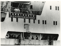 1967-1005 Het Chinese schip Li Ming in de Waalhaven, versierd met leuzen.