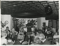 1967-238 Het eerste optreden van Ansje van Brandenberg in haar nieuwe cabaret 't Winkeltje in de kelder onder De ...