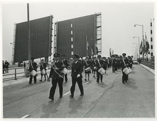 1967-255 Tijdens de opening speelt en loopt de politiekapel op de Giessenbrug over de Delfshavense Schie.