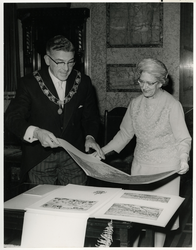 1967-281 Burgemeester W. Thomassen overhandigt het boek Rotterdam en de zee, bij het afscheid van mevrouw M. Bitter, ...