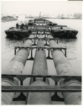 1967-355 Een zinker van de Drinkwaterleiding in de Waalhaven, voor transport naar Honingerdijk. Voor verbinding van de ...