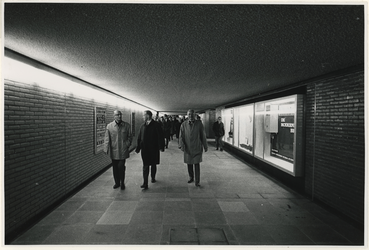 1967-450 Tijdens de opening van de voetgangerstunnel onder het Weena, (van links naar rechts) wethouder J. Worst, ...