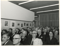 1967-553 Publiek tijdens een van de toespraken gedurende de opening van de tentoonstelling over de fotograaf Henri ...