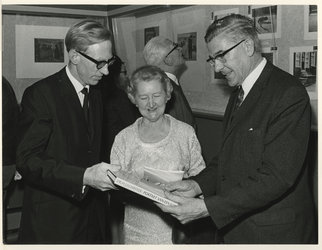1967-557 (Van links naar rechts) H.J. Scheffer, mevrouw J. Berssenbrugge-Melis, burgemeester W. Thomassen, gedurende de ...