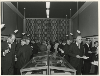 1967-560 Genodigden in de charterkamer gedurende de opening van de tentoonstelling Henri Berssenbrugge in het ...