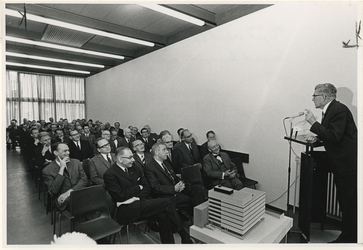 1967-587 Burgemeester W. Thomassen spreekt genodigden toe, ter gelegenheid van de uitbreiding van het gebouw van het ...
