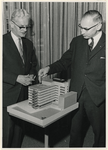 1967-592 Links ex-wethouder J.U. Schilthuis en rechts archivaris R.A.D. Renting bij de maquette, ter gelegenheid voor ...