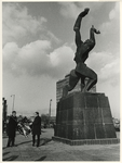 1967-600 Burgemeester W. Thomassen en wethouder J. Reehorst leggen een krans bij het monument Verwoeste Stad van de ...
